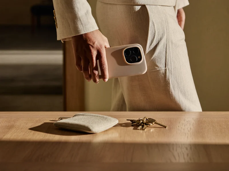 Illustreret hverdagsscene med telefon, nøgler og kabelpose på et entrébord